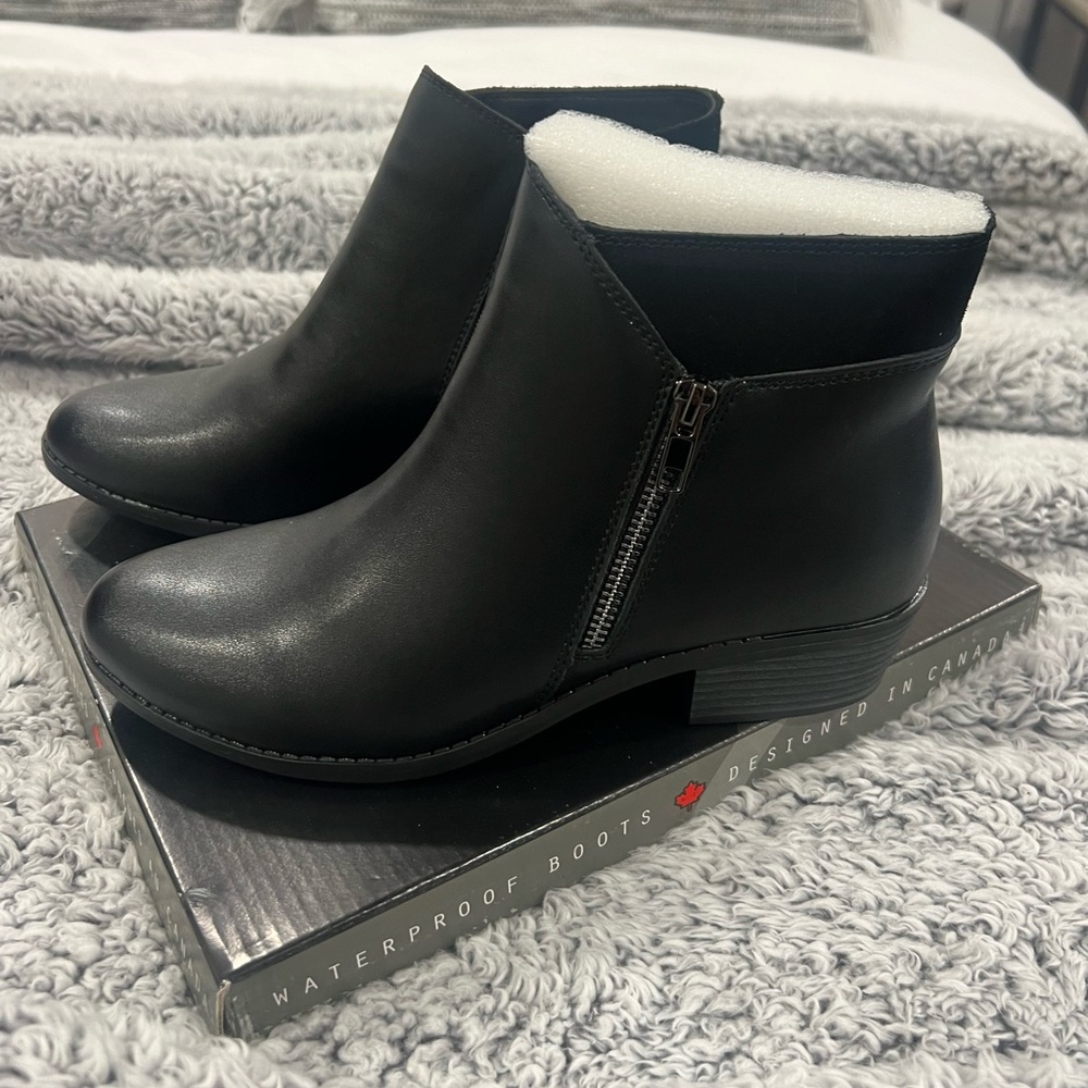 NWT - boots size 40 AquaDiva Waterproof black leather boots